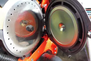 The outstanding seeding precision of MAXIMA 3 and KOSMA seed drills is the resuThe outstanding seeding precision of MAXIMA 3 and KOSMA seed drills is the result of optimal seed selection <br />lt of optimal seed selection