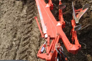 The reinforcement triangle ensures the right balance between weight and strength of your plough.
