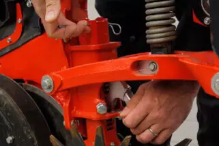 Manual and quick adjustment of the debris clearer