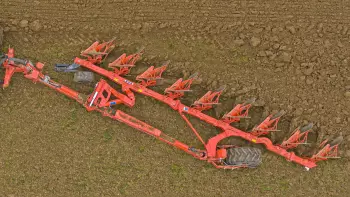 Thanks to the tilt correction system, the MULTI-LEADER XT is perfectly aligned with the tractor.