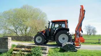 Versatility to suit the task with the KUHN MULTI-LONGER GII hedge and grass cutter