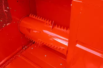 The feed rotor on the POLYCROK machines has a large diameter to allows all types of forage to be distributed