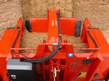 Traction movement on the POLYCROK silage cutter & feeder to prevent the cylinders from buckling