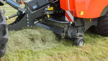 With a pick-up width of 230 cm, the baler is capable of working in all swaths