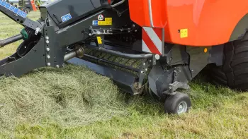 With a pick-up width of 230 cm, the baler is capable of working in all swaths