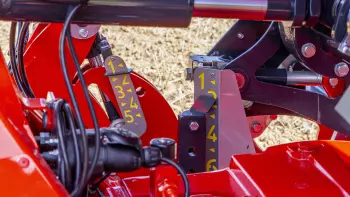 Infinitely variable central seed depth adjustment on the integrated mechanical seed drill SITERA 3030.
