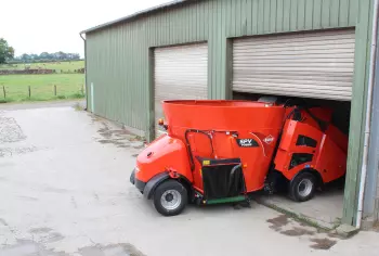 Compactness of the KUHN SPV self-propelled mixer with a 15 m3 machine for buildings under 3.00 m