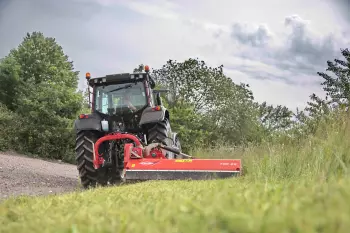 Different working positions: behind the tractor in vertical, offset or angled position