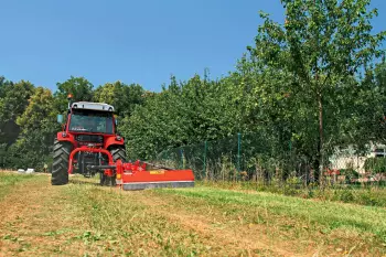 Different working positions: behind the tractor in vertical, offset or angled position
