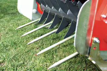 The TRP 120 pick-up fitted with collecting tines to adapt to stony conditions