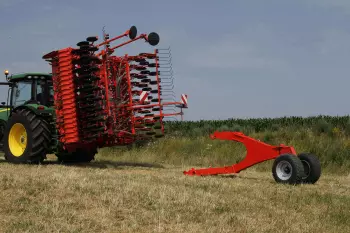 Transport wheels with assistance system for semi-automatic linkage of the VENTA CSC 6000 seeding bar making road transport safe, easy and legal