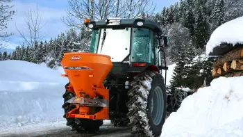 Regular flow ensured by the hopper walls of the VSA salt and sand spreader