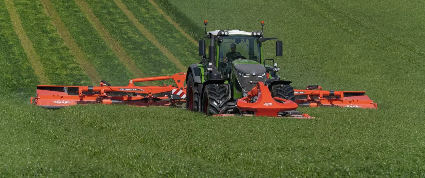. In a single pass, the FC 13460 RA belt grouper forms a swath about 1.80 m to 3 m wide with the forage collected over a cutting width of more than 13 m