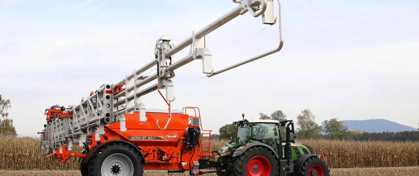 KUHN AERO GT pneumatic fertiliser spreader at work