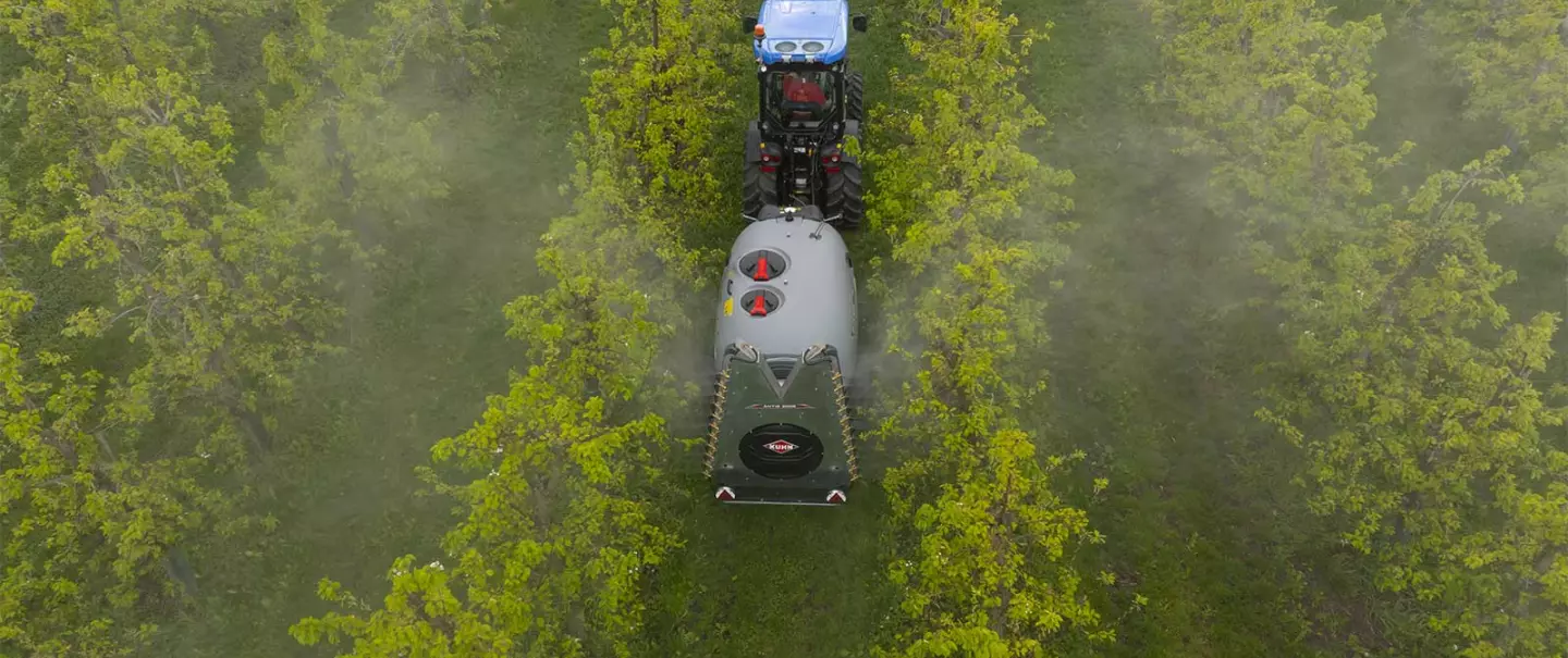 Photo du de l'atomiseur ANTIS 2 au travail dans un verger