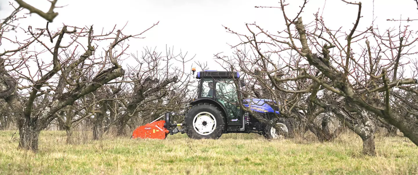 Photo du broyeur BV 1800 KUHN au travail dans les cerisiers
