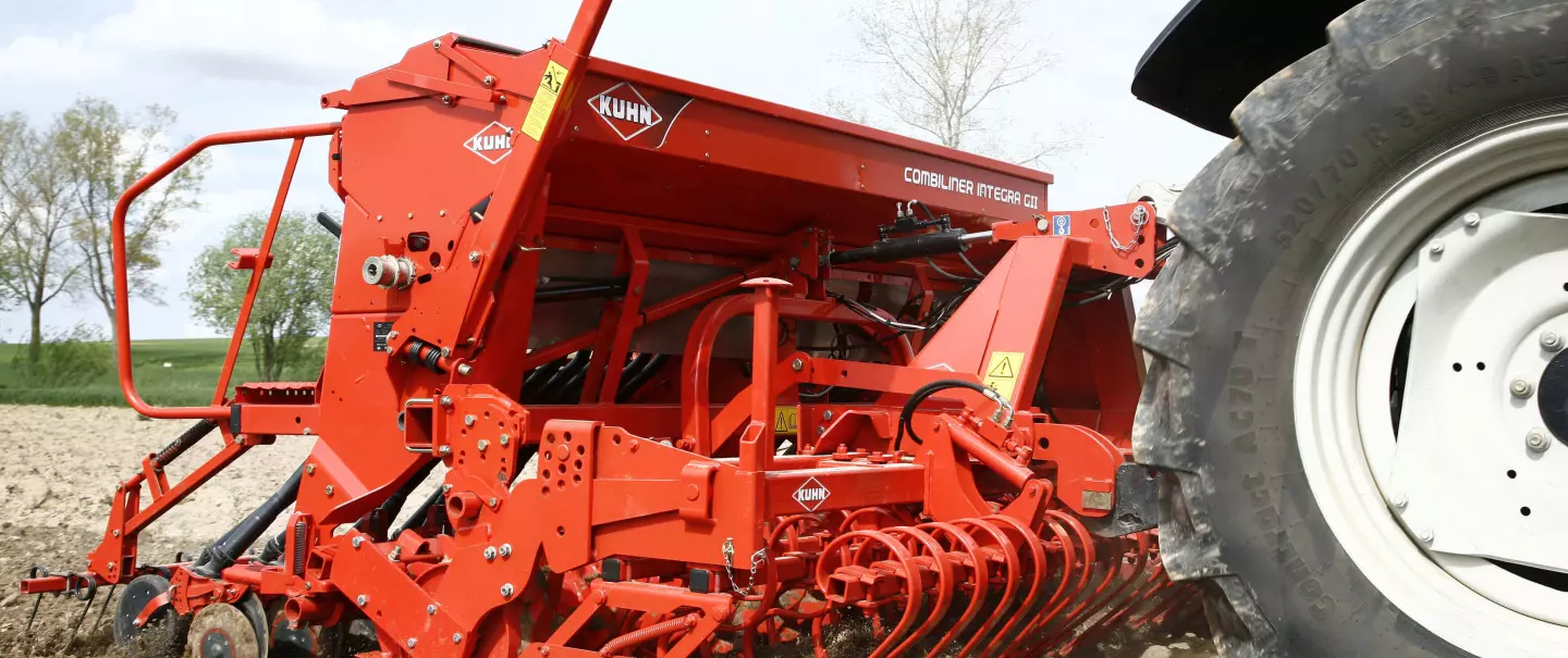 CD 300 and INTEGRA seed drill at work