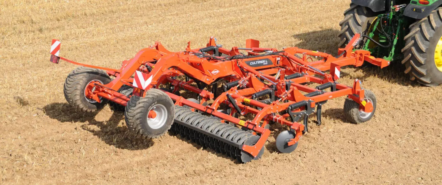 The CULTIMER L 5000 produces an intensive mix of soil and straw