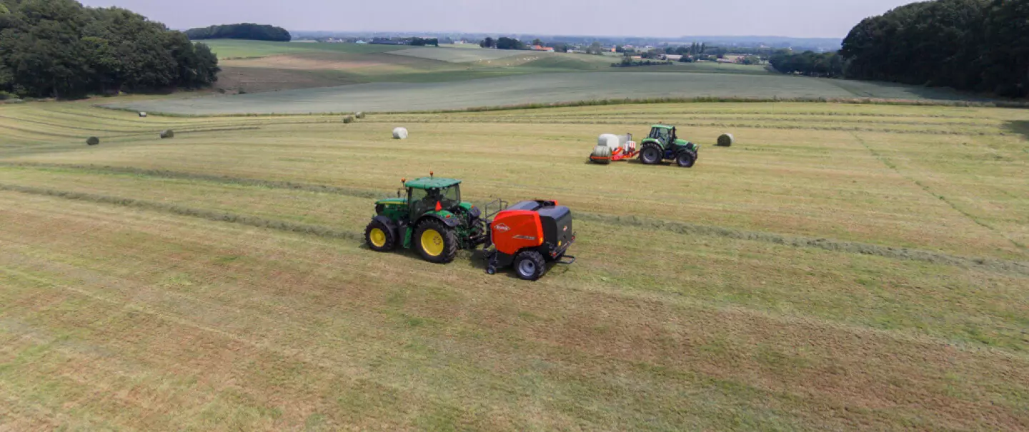 KUHN FB 3130 baling