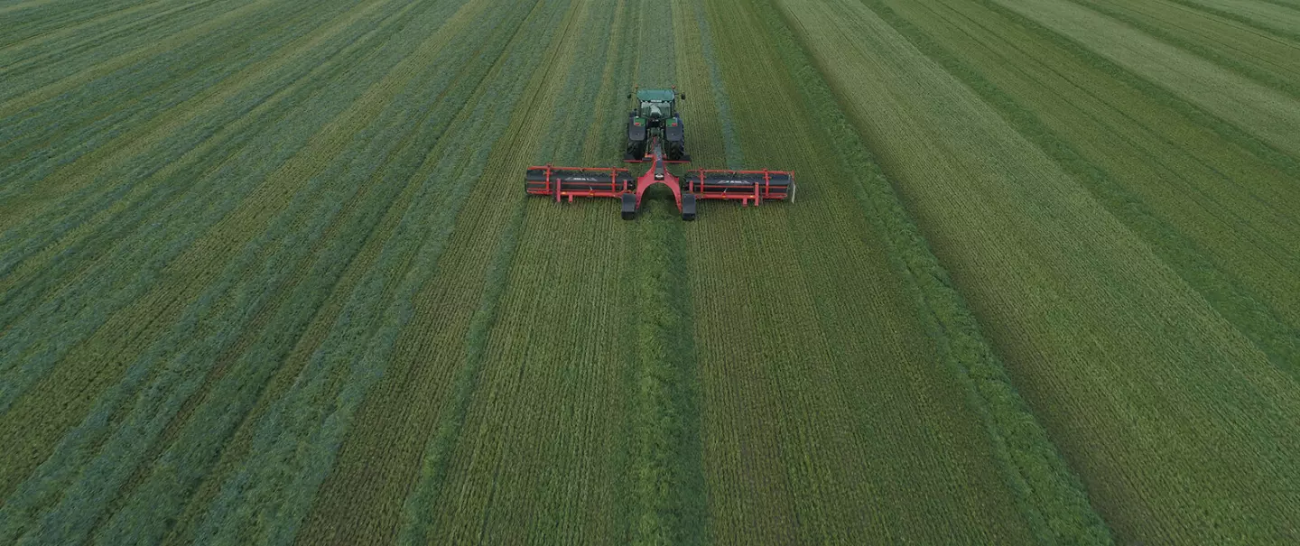 MERGE MAXX 1090 belt merger at work in a field of alfalfa