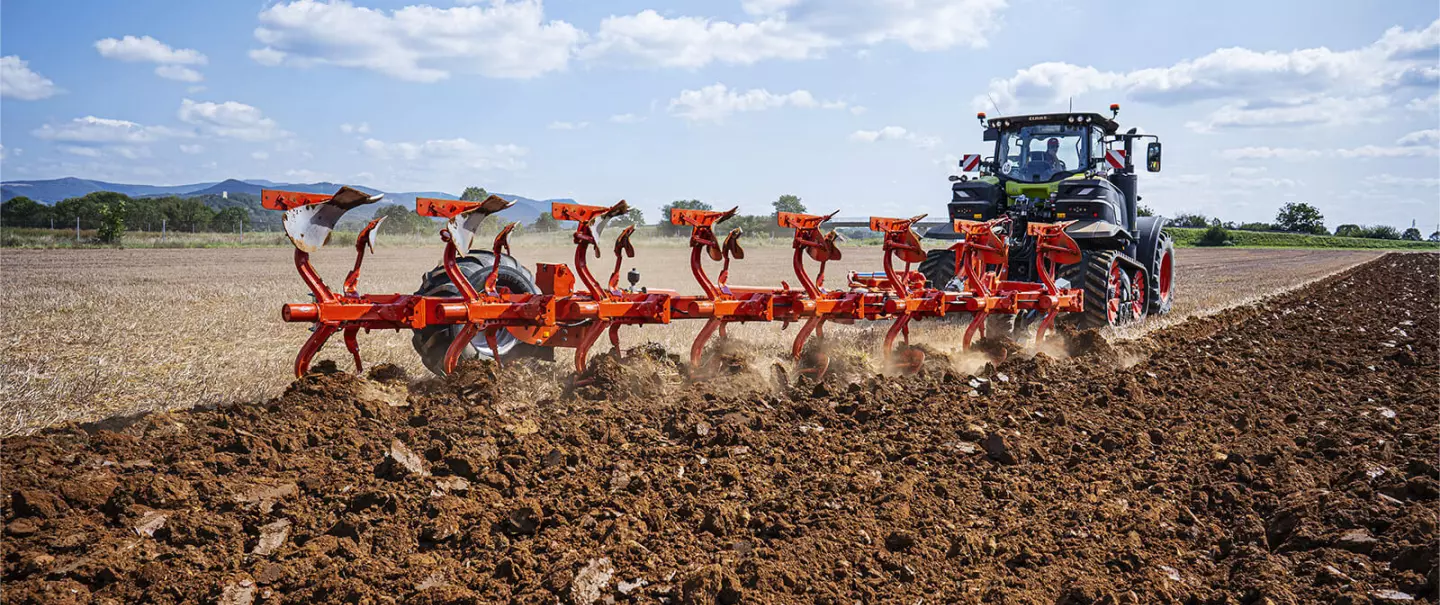 MULTI-LEADER-XT_Ploughing_On-land-ploughing.jpg