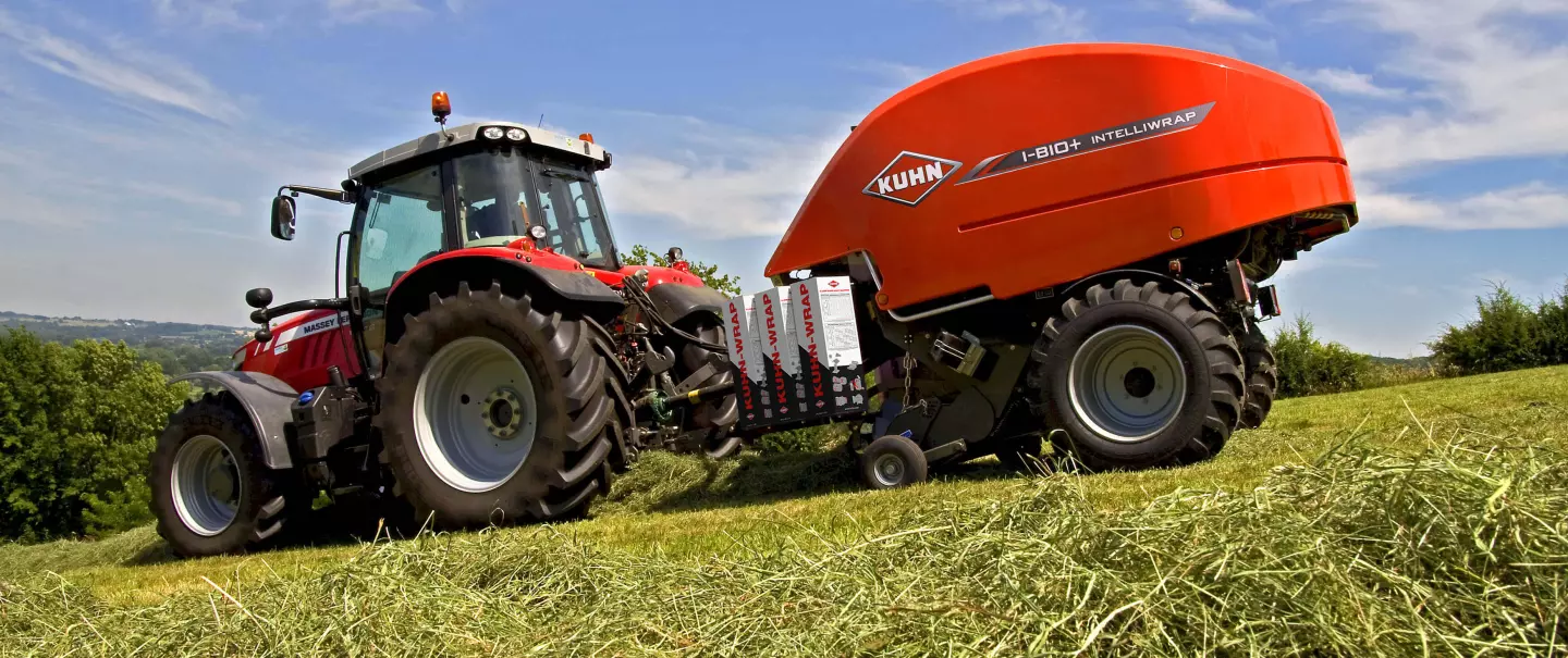 KUHN i-BIO+ round baler-wrapper combination at work