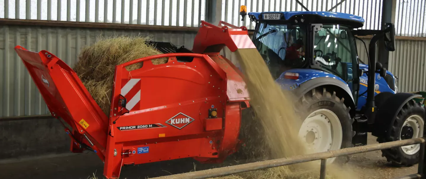 The KUHN PRIMOR 2060 M in transport mode