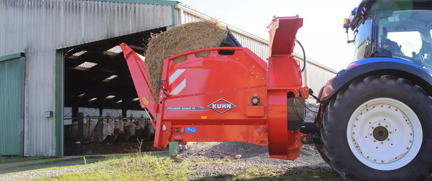 The KUHN PRIMOR 2060 M in straw blowing mode, with 300° swivel chute