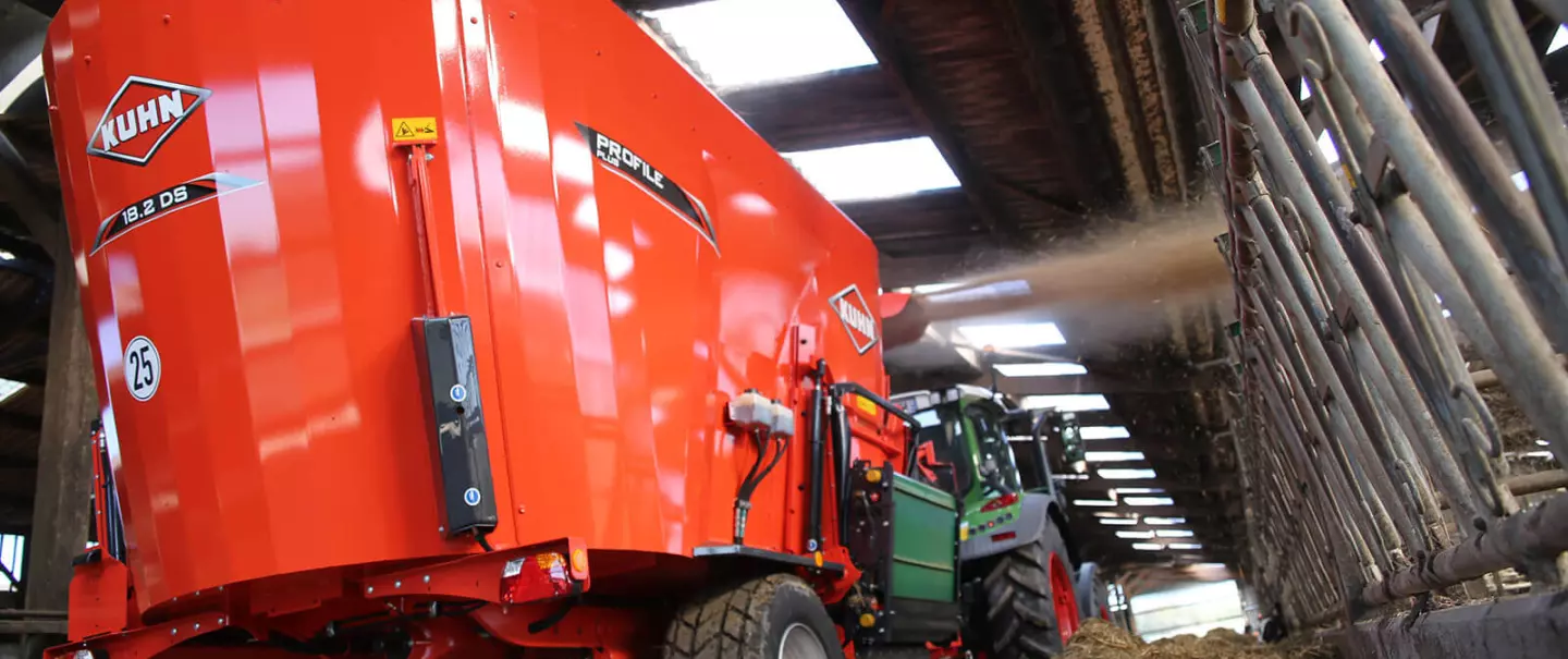 PROFILE PLUS 2 DS vertical twin auger mixer at work