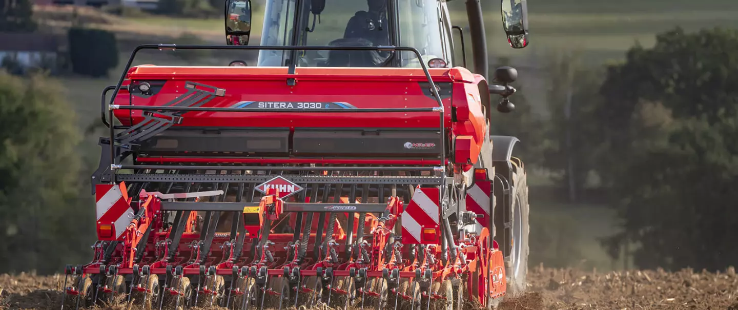 SITERA 3030 integrated mechanical seed drill and HR 3020 power harrow in transport position