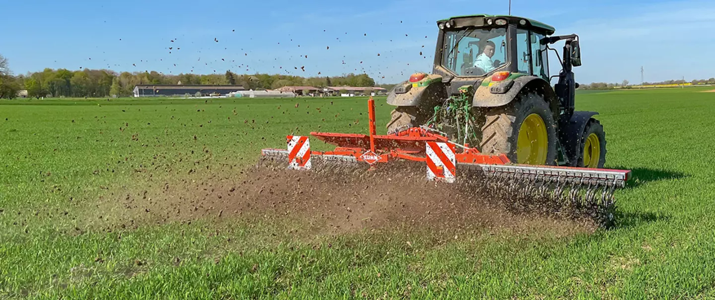 Houe rotative STARLINER KUHN dans le champs