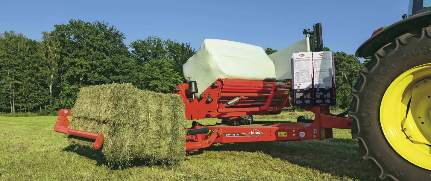 The SW 1614 C carries a second bale in the loading arm during wrapping.