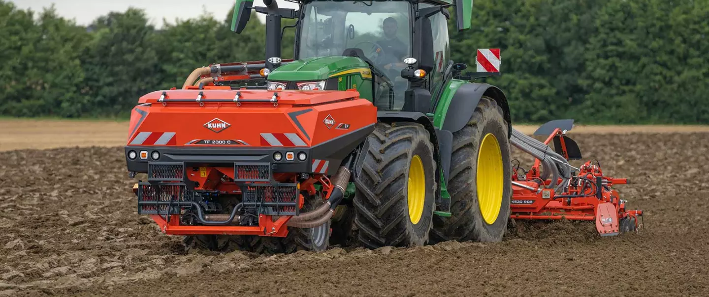 La trémie frontale double cuve TF 2300 C au travail