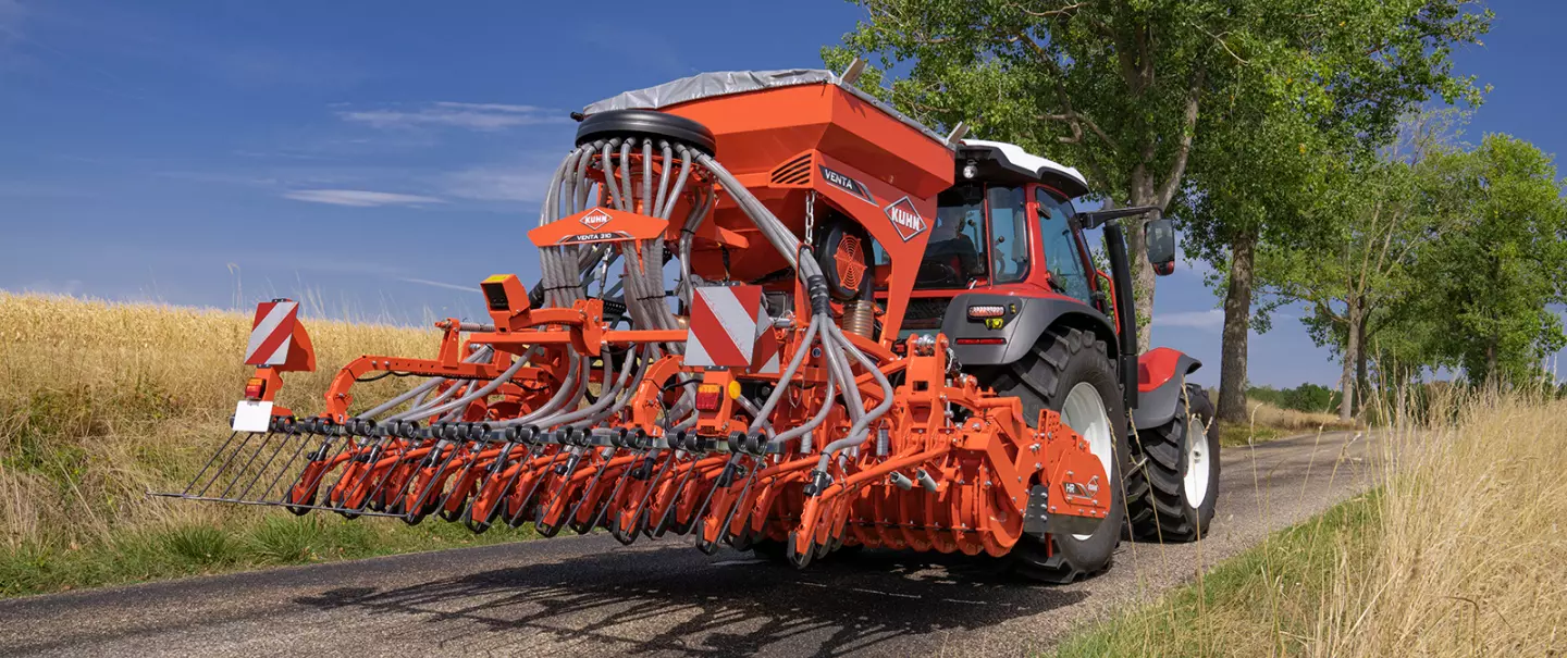 The VENTA 310 seeding combination on the road