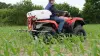 Pulvérisateur pour Quad EVOLIS au travail dans un champs de maïs