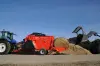 Loading the KUHN PRIMOR 4260 M CUT CONTROL straw blower & feeder 